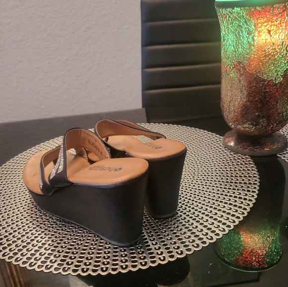 💕Beautiful Rhinestone Wedges!! - Picture 2 of 3